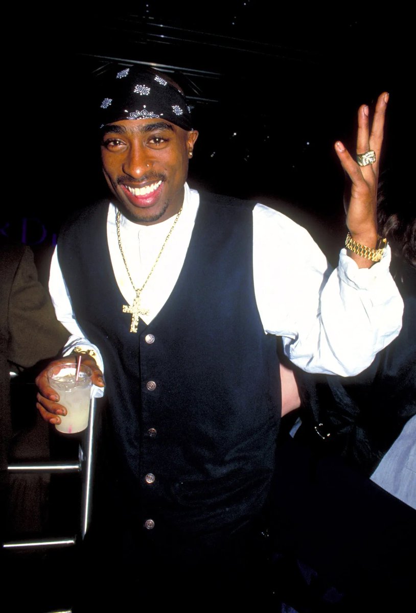 SoundCloudEra's tweet photo. Someone at the airport thought Ski Mask The Slump God was Tupac 😂😭 https://t.co/klYhzYZgHQ