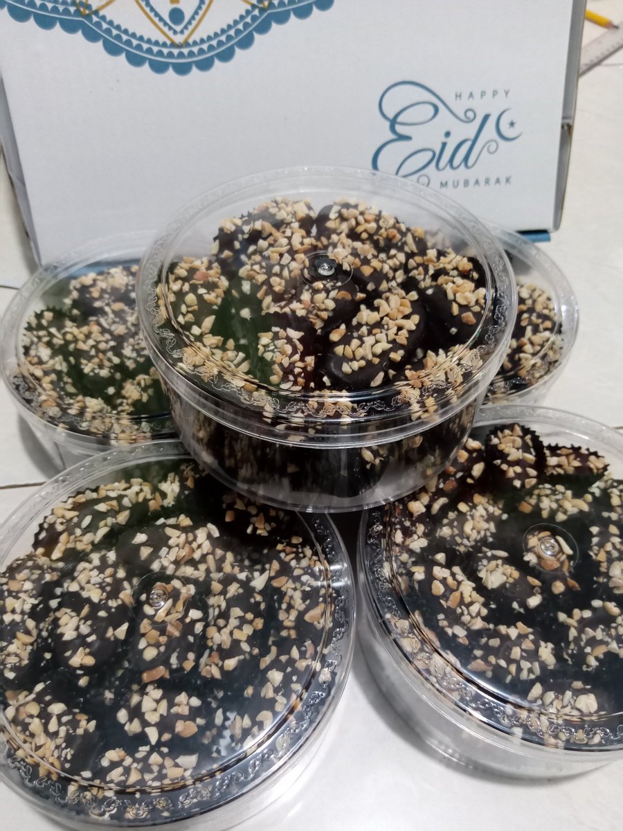 utamigoatmilk's tweet photo. Bismillahirrahmanirrahim
Monggo yg mau order ready hari ini
#anekakuelebaran
#kuker
#nastar #lidahkucing #mete #coklatkurma #castengel https://t.co/meSYkl3VUf