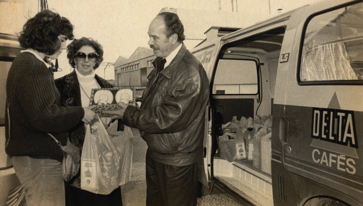 "Rui Nabeiro junto a uma carrinha da Delta Cafés"

📷 Autor não identificado
