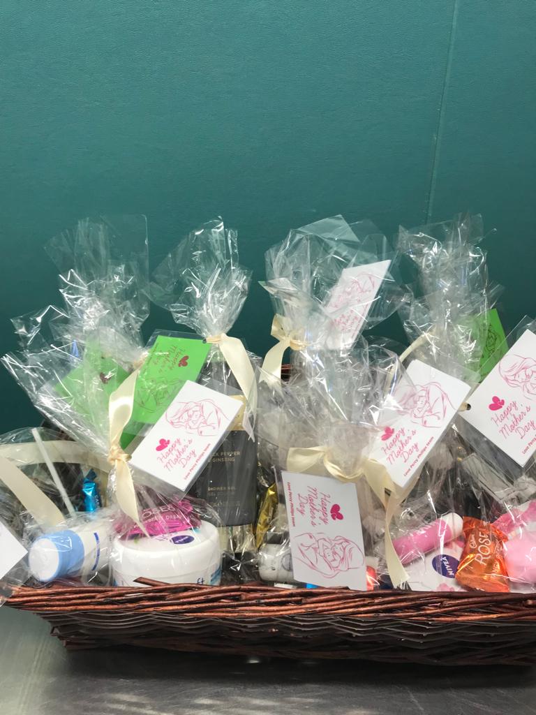 The team on Percy Phillips ward at Southmead Hospital have donated small items over the last few months. With these items our amazing House Keeper Mandy Betty has made beautiful gift bags for our new mums to celebrate their first Mothers day.
#NBTPROUD #teampercy #mothersday
