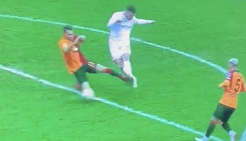 Bu pozisyonlarda susanlar bugün ağızlarını bile açmamaları lazım ! 
Sivas’taki OFSAYTIMSI REZİLLİĞİNİ daha konuşmuyoruz bile.