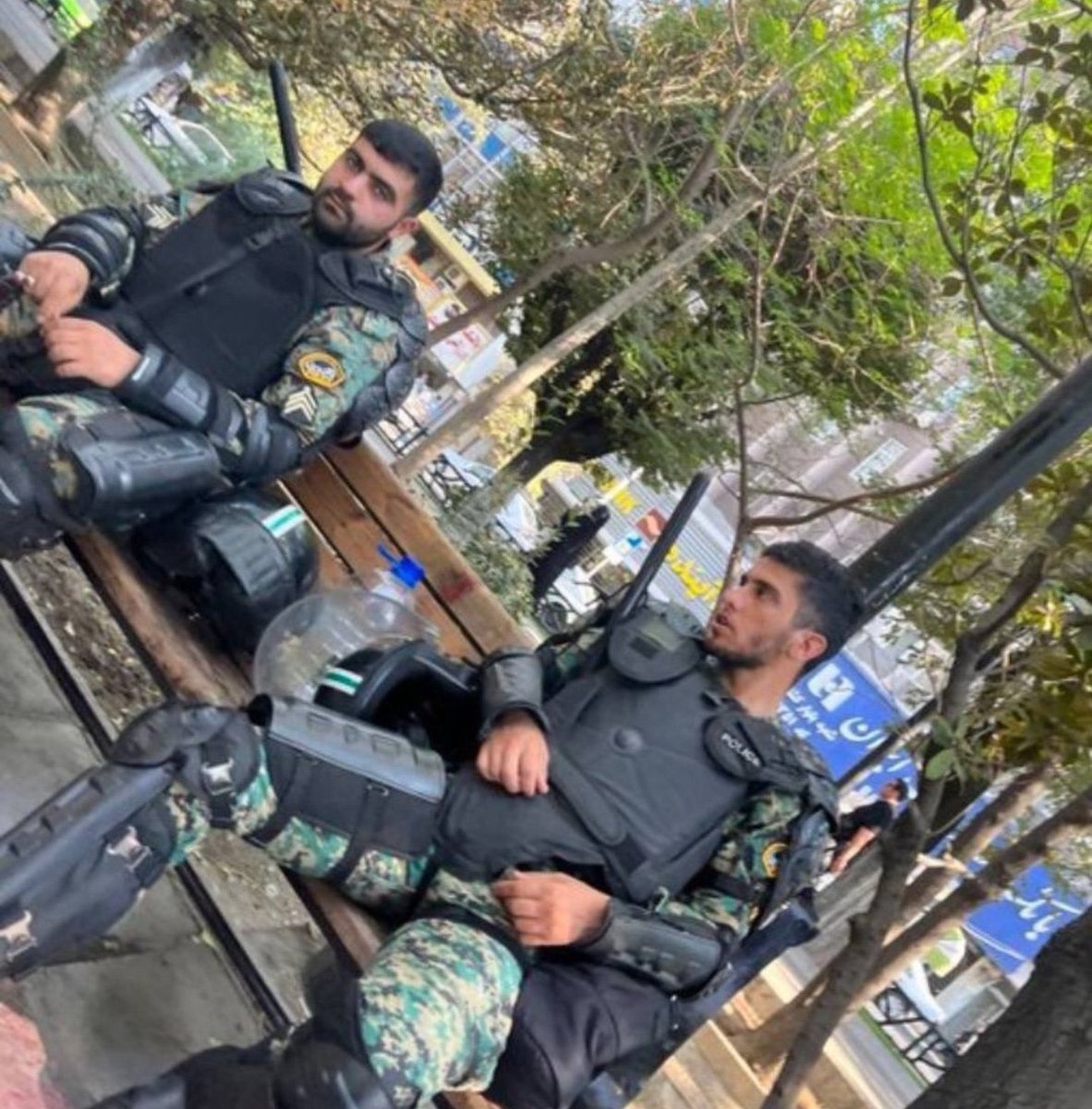 leesaranho's tweet photo. بازنشر 
اگر در اطرافیانتان
نیروی سرکوبگر و همکار رژیم دارید
حتما بایکوتشان کنید!
در ایام نوروز نه با آنها تماس گرفته و نه تماسشان را پاسخ دهید.
به هیچ عنوان برای دید و بازدید به خانه هایتان راهشان ندهید.
کسانیکه عامل زجر ملت هستند
باید طعم طرد شدن از ملت را بچشند!
#مهسا_امینی https://t.co/L6ovomExDo