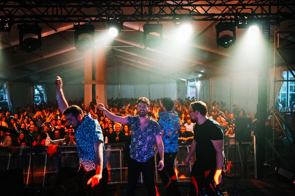 Aún seguimos con lágrimas en los ojos por todo lo que significó volver a tocar en Cieza ayer. Nos regalasteis momento mágicos ¡Rendidos a vuestros pies!🙌 ¡Que viva Cieza!❤️