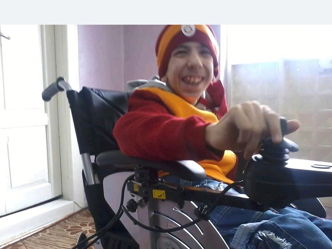 fitnatmurat's tweet photo. Kıymet bilin uyuyup uyanmammak uyanıp bulamamak var ölümün yaşı yok şans yok Allah ne nasip ettiyse o kader aynı parçalı bulutlu ama hala umutluyum insan dört mevsim gibi mutluyken yaz üzülünce kış bazen hayaller bi kuşun kanadına taş bağlayıp hadi uç demek gibi hayat benim bu 😛 https://t.co/5ai73ohply