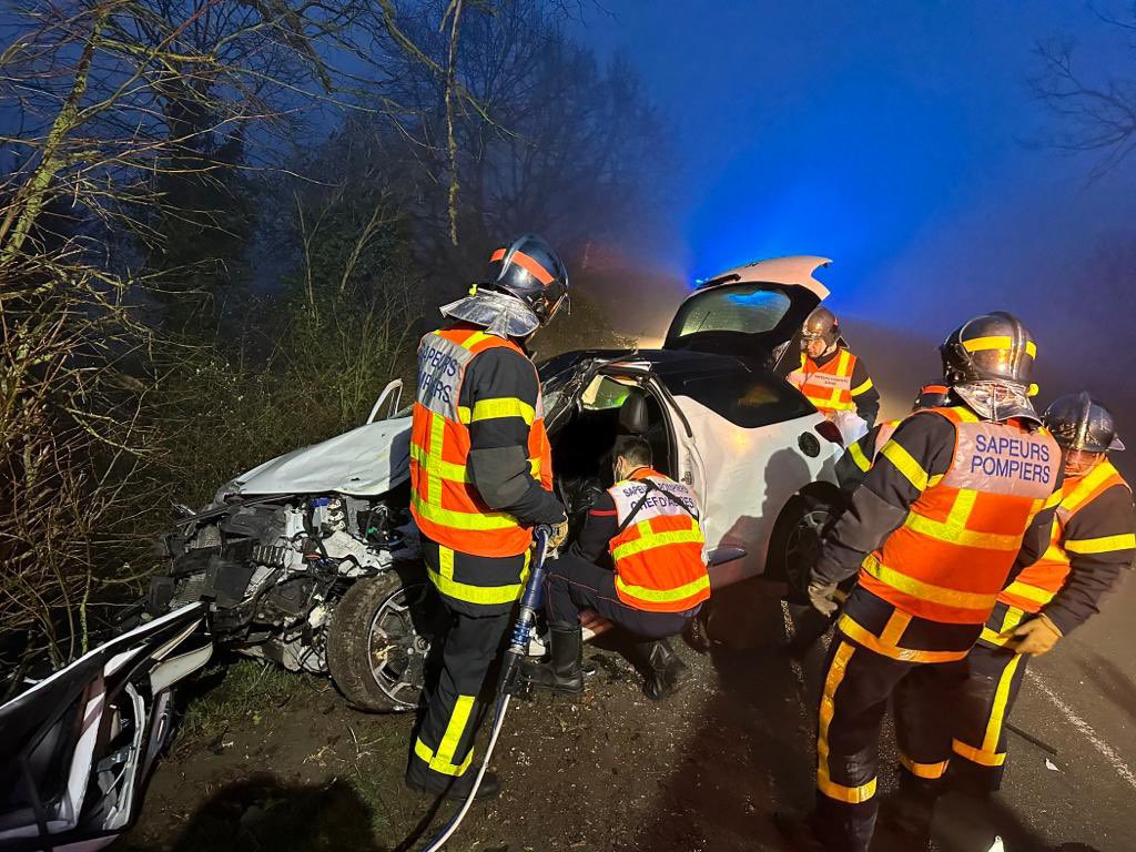 sdis80's tweet photo. Trois blessés légers

La technicité des 🧑‍🚒du secteur a permis l’extraction rapide de 3 personnes. 

Vers 6h ce matin, nos 🧑‍🚒sont intervenus sur la RD20 entre Aveluy et Ovilliers/B pour un accident de la circulation mettant en cause un véhicule de tourisme ayant percuté un arbre. https://t.co/xtZlqAHCOz