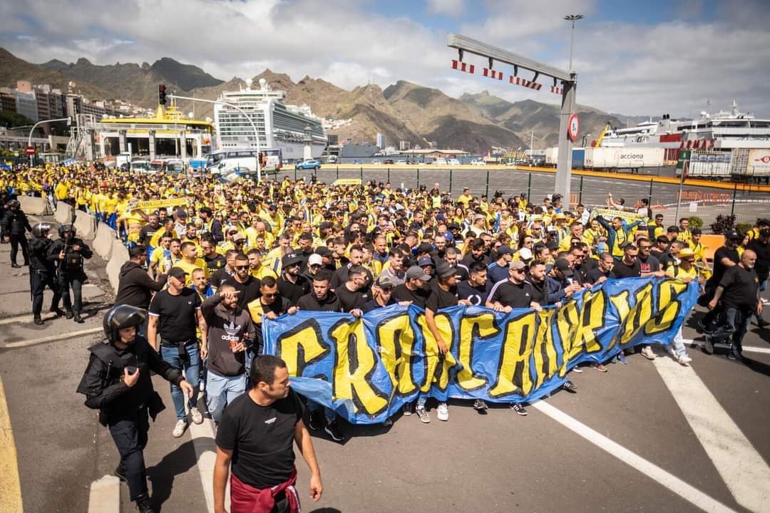 Afición de @UDLP_Oficial en Tenerife #DerbiCanario 👏👏🔥🔥