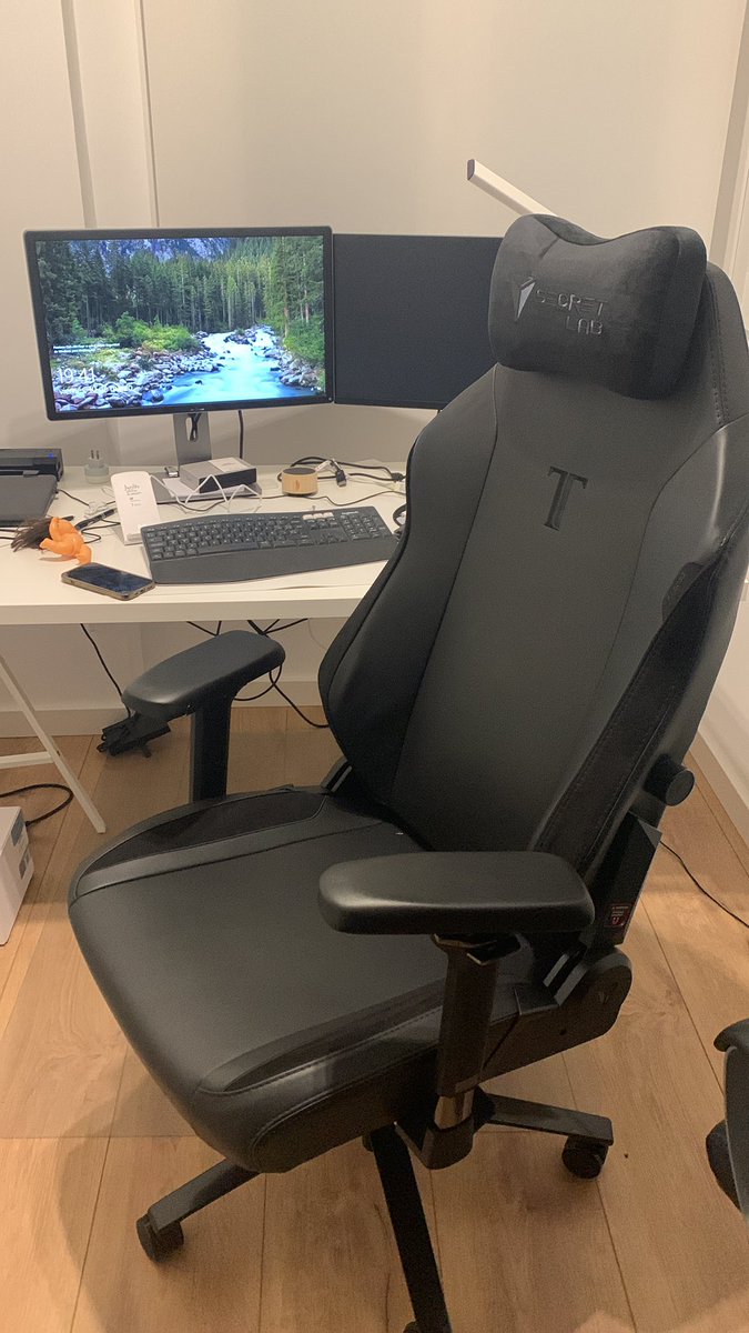 luiseterc's tweet image. Check out my new #secretlab chair!!