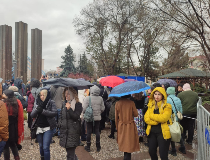 Ankara Newroz'unda polisten pankart provokasyonundan sonra  kadınları "detaylı arama" adıyla kapalı bir kabinde arama dayatması. Mitinge gelen kadınlar kabinde aranmaya zorlanıyor. <a href="/AnarsistKadin/">Anarşist Kadınlar Ankara</a>