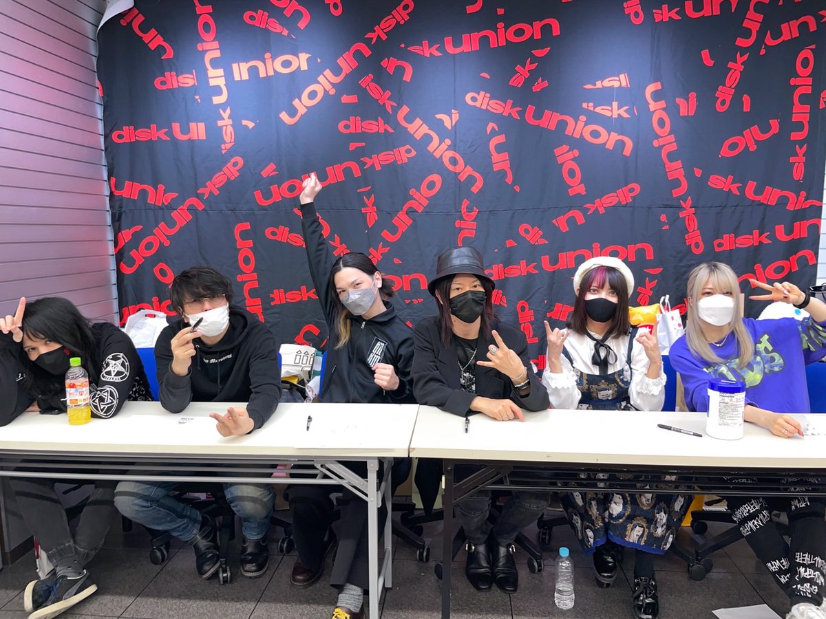ankimo_official's tweet photo. 『EVOLUTION &amp; DIVERSITY LIVE 2022 at Zepp DiverCity』
サイン会イベントありがとうございました！！！！！！
約三年半振りにファンの皆様と顔を合わせて直接お話しでき、充実した時間を過ごさせていただきました🤘✨
皆様にとっても良い一日となっていれば幸いです！！
#UnluckyMorpheus
#あんきも https://t.co/IELNkr9muW
