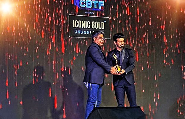 VarmaSaurabh's tweet photo. Happy to give an award to #Tamil star #MahatRaghavendra at the #IconicGoldAwards2023 held in #Mumbai 

@IconicGoldAward  @MahatOfficial @ashwinvarde @VipulDShahOpti @humasqureshi  #IconicGoldAward #ContentEngineers #Award #Optimystix  @PiyushJaiiswaal https://t.co/sTofYVKud5