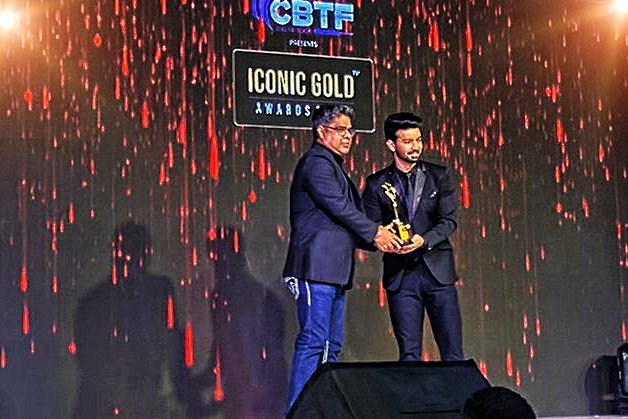 VarmaSaurabh's tweet photo. Happy to give an award to #Tamil star #MahatRaghavendra at the #IconicGoldAwards2023 held in #Mumbai 

@IconicGoldAward  @MahatOfficial @ashwinvarde @VipulDShahOpti @humasqureshi  #IconicGoldAward #ContentEngineers #Award #Optimystix  @PiyushJaiiswaal https://t.co/sTofYVKud5