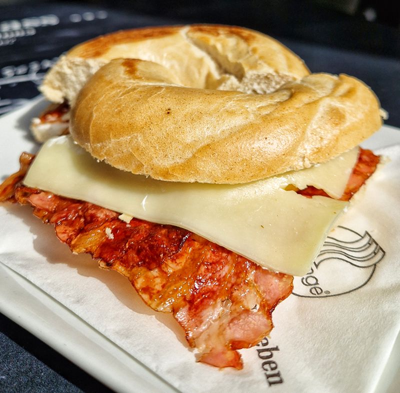 favianis's tweet image. Nur von Schokocheesecake kann man nicht leben, da braucht es auch einen, von der Sonne geküssten  Bagel. 🙂
#blueorange