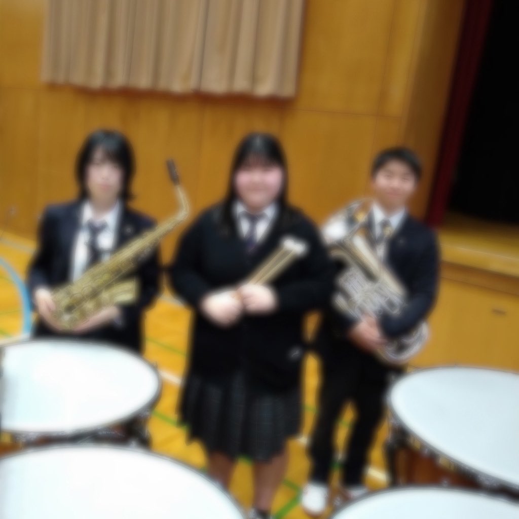 MMB_murakou's tweet photo. 本日は定期演奏会＆プチ3送会でした🎶
保護者、本校の生徒、職員のみの小規模な定期演奏会でしたが最後に3年生の皆さんと一緒に演奏することが出来てほんっとに楽しかったです！これからそれぞれの道で頑張ってください！いつでも遊びに来てくださいね😊

 #吹奏楽部  #定期演奏会  #三送会 https://t.co/hodaUDf6tj