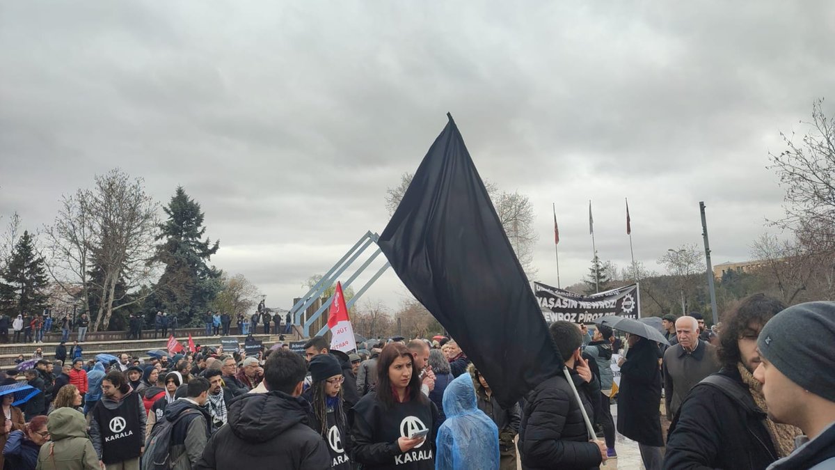"Detaylı Arama"yı kabul etmeyen kadınlar direnmeleri sonucunda, Newroz alanına arama yapılmadan giriş yaptılar.