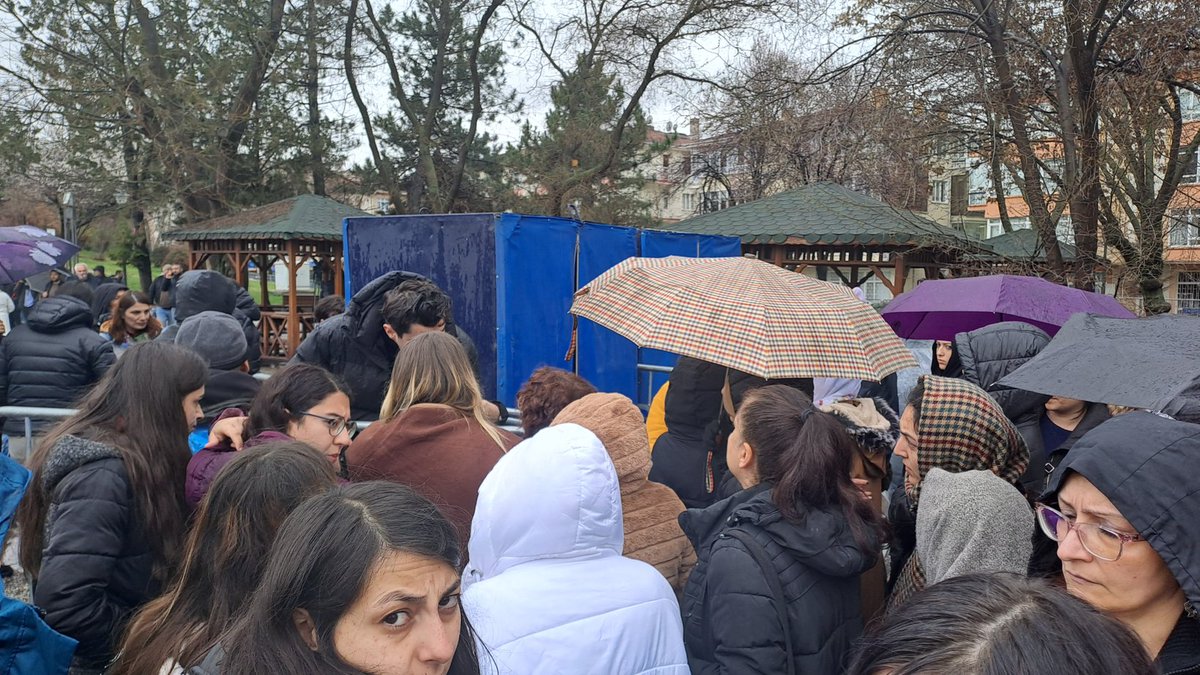 Newroz alanında kadınlar için "ince arama" yapmak için kabinler oluşturulmuş. Kadınlar bu baskıyı, bu ayrımcılığı kabul etmeyecek!