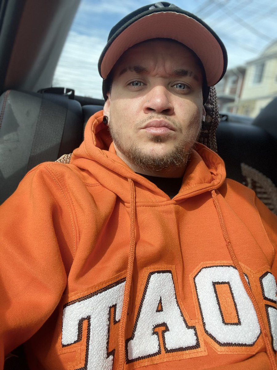 afivefootking_'s tweet image. G.O.A.T #sneakgallery #goat #sneakerhead #orange #nyc #vibes #workflow