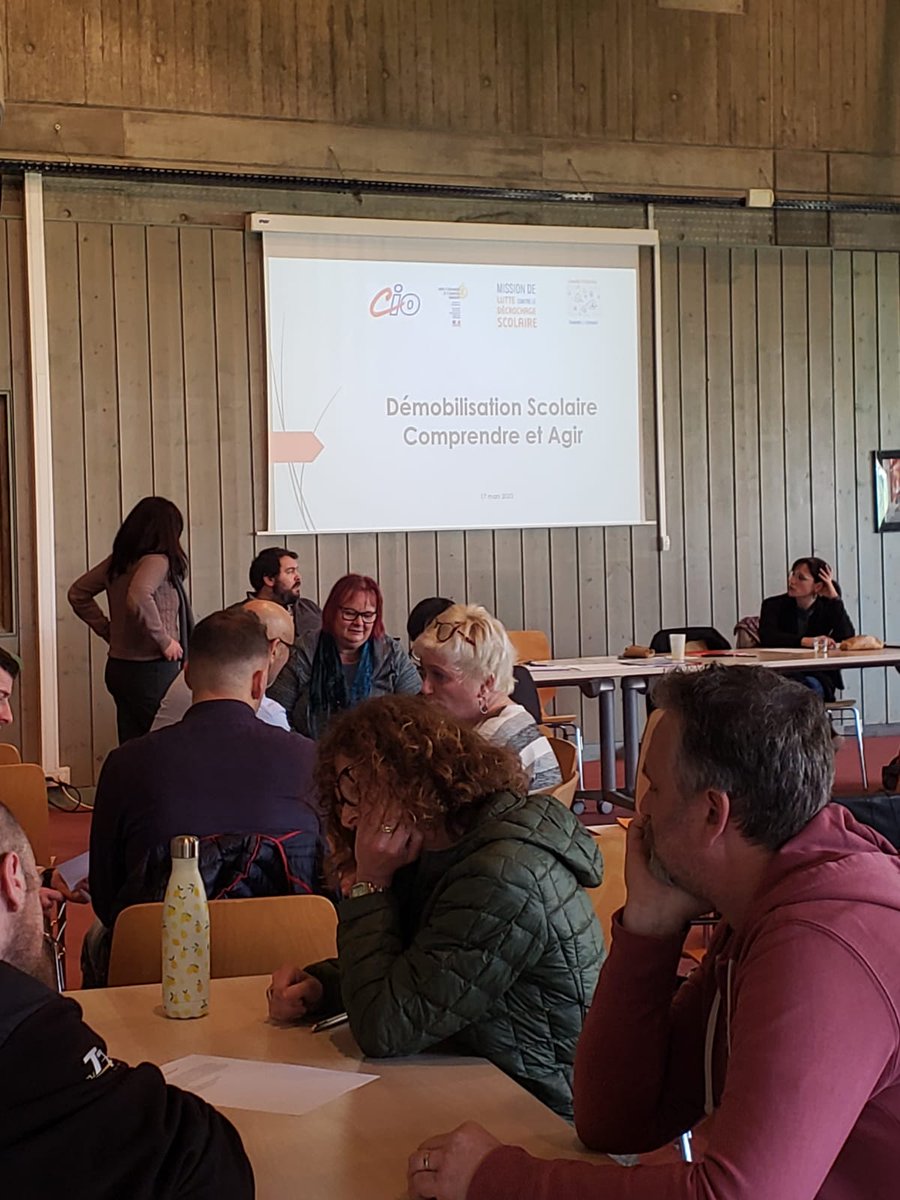 LyceePointet's tweet photo. Les équipes du Lycée Pointet ont participé à une formation pour lutter contre le décrochage scolaire, son repérage,  les différentes ressources mises à leur disposition pour renforcer le GPDS au sein du lycée,  ainsi que la présentation du référent décrochage scolaire. https://t.co/5o7daPfOQa