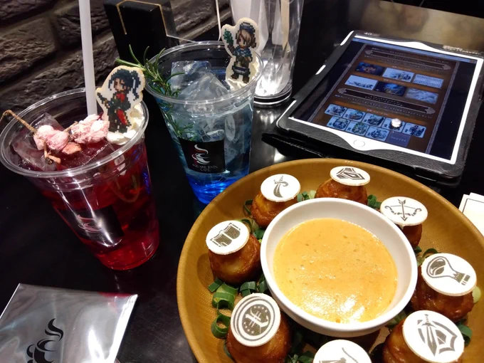 オクトラ2カフェ。
昨年に続いて展示&amp;フードのクオリティ高く、世界観に浸れるコラボでした。オクトパス焼きの和風泡クリーム沿えは新しい…! 
