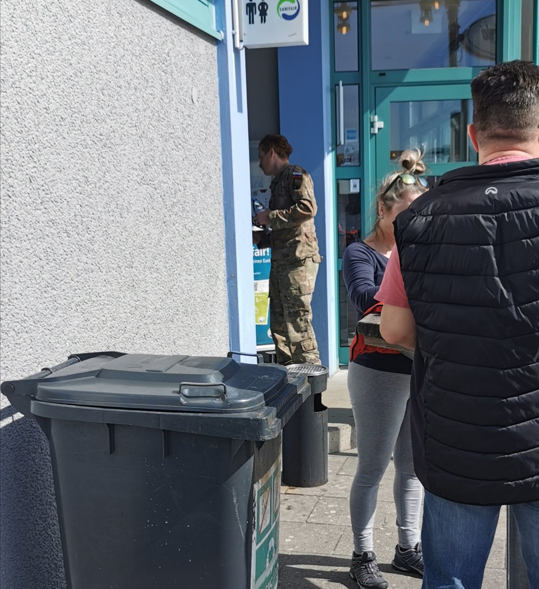 blazejkupec's tweet photo. Videno včeraj na avstrijski avtocesti proti Nemčiji. Ameriški vojaki prevažali tovor. Tale na sliki v US army uniformi z našitkom slovenske zastave. Ve kdo, kaj je fora kle? https://t.co/BKKRftwcmW