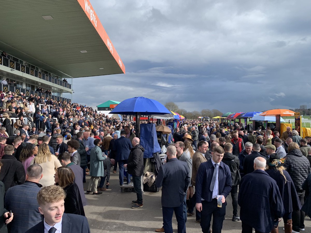 whyalwaysmeMSW's tweet photo. Great day out @UttoxeterRaces great to meet the legend that is @LeglockLuke @SkySportsRacing #midlandsgrandnational https://t.co/XN59TGyeV8