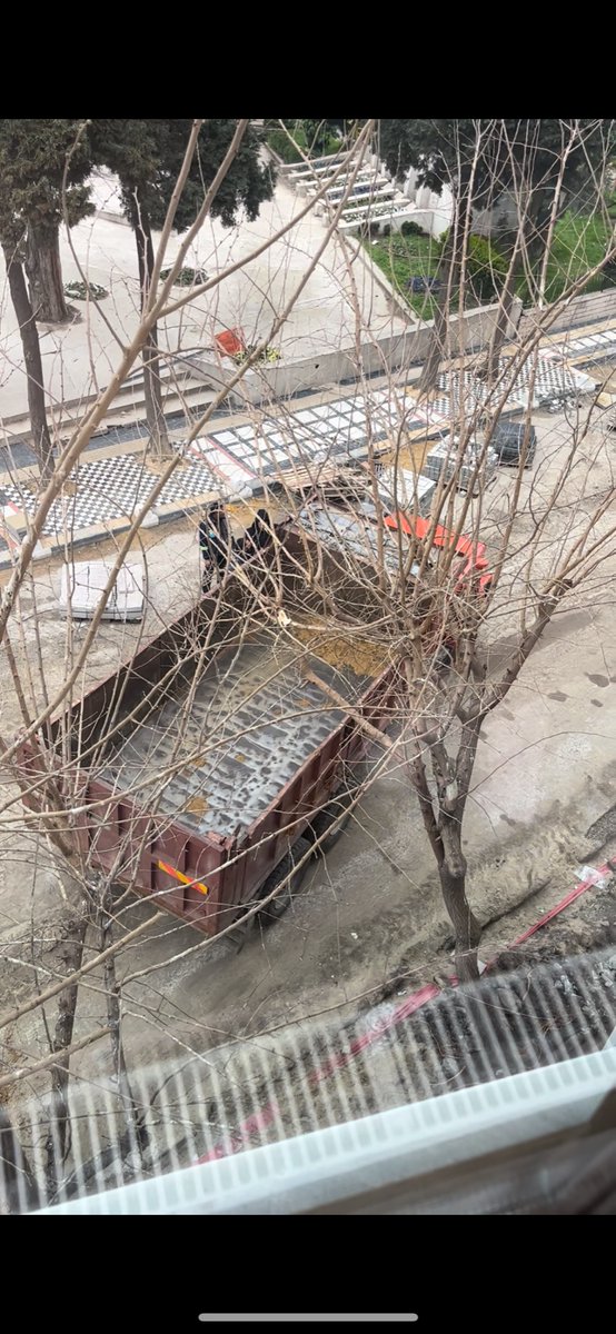 simalbnguoglu's tweet photo. Kaldırım yapımı için getirilen kum kamyonu sapasağlam bir ağacı resmen,yanlışlıkla kökünden sökerek devirdi bugün maalesef. Daha sonra da belediyeciler tarafından gelip testere ile kesilerek güzelce toplarlandı. @kesanbld @medyakesan https://t.co/scmFjdQCjc