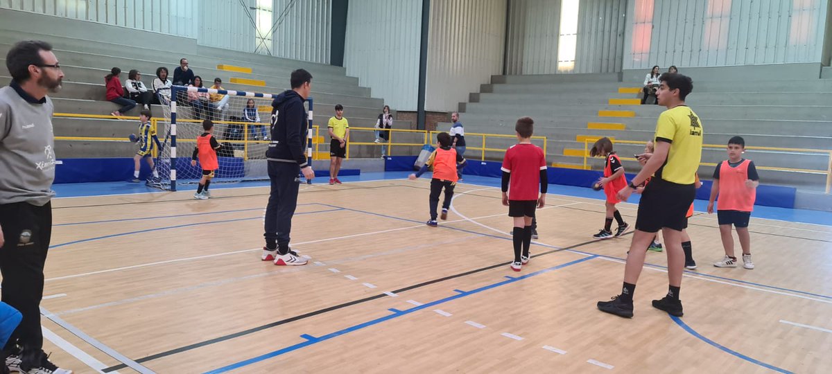 AngelXimenezBM's tweet photo. 🥳 Domingo para celebrar del #DiaDelPadre 👔 y de la concentración de prebenjamines y benjamines que está teniendo lugar en La Salle 🤾‍♂️🤾‍♀️🙌

Disfrutando y aprendiendo muchísimo con nuestros jugadores más peques 💪

#VamosMiGenil #VamosAX #BasesAX https://t.co/RLLk5Ombo5