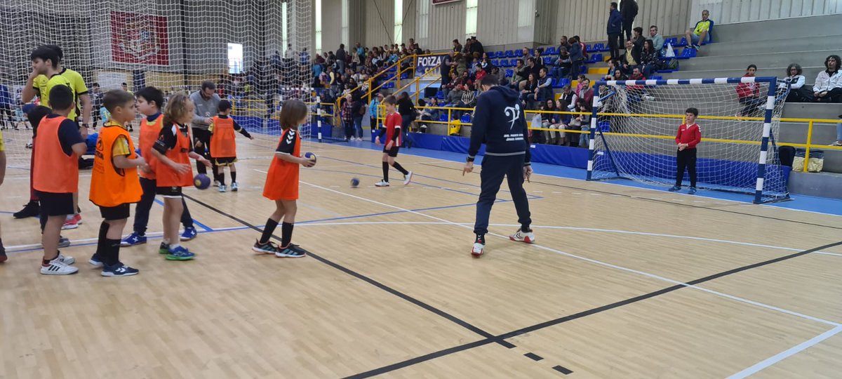 AngelXimenezBM's tweet photo. 🥳 Domingo para celebrar del #DiaDelPadre 👔 y de la concentración de prebenjamines y benjamines que está teniendo lugar en La Salle 🤾‍♂️🤾‍♀️🙌

Disfrutando y aprendiendo muchísimo con nuestros jugadores más peques 💪

#VamosMiGenil #VamosAX #BasesAX https://t.co/RLLk5Ombo5