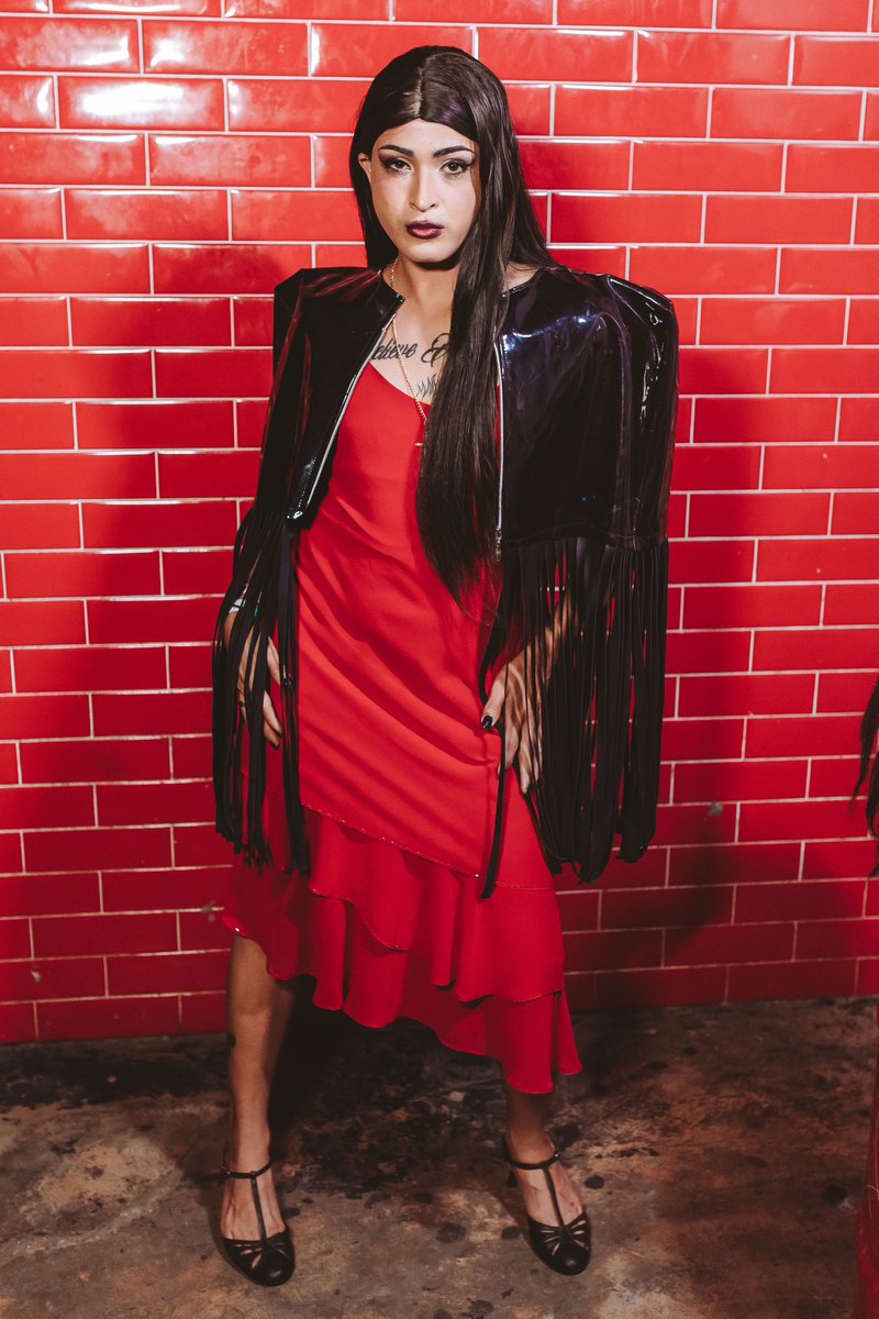 micagramajo's tweet photo. Eu que sexta ia fazer show, no dia anterior fui aí brechó e gastei $10zao no sapato, 10zao no vestido e $25 no capacete. Queria muito q a era #Shein chegasse mas não troco essa #modasustentavel que os #brechos oferecem ❤️🫶🏻 
FOTOS : Vitor Brandao https://t.co/RKdUgvPsUd