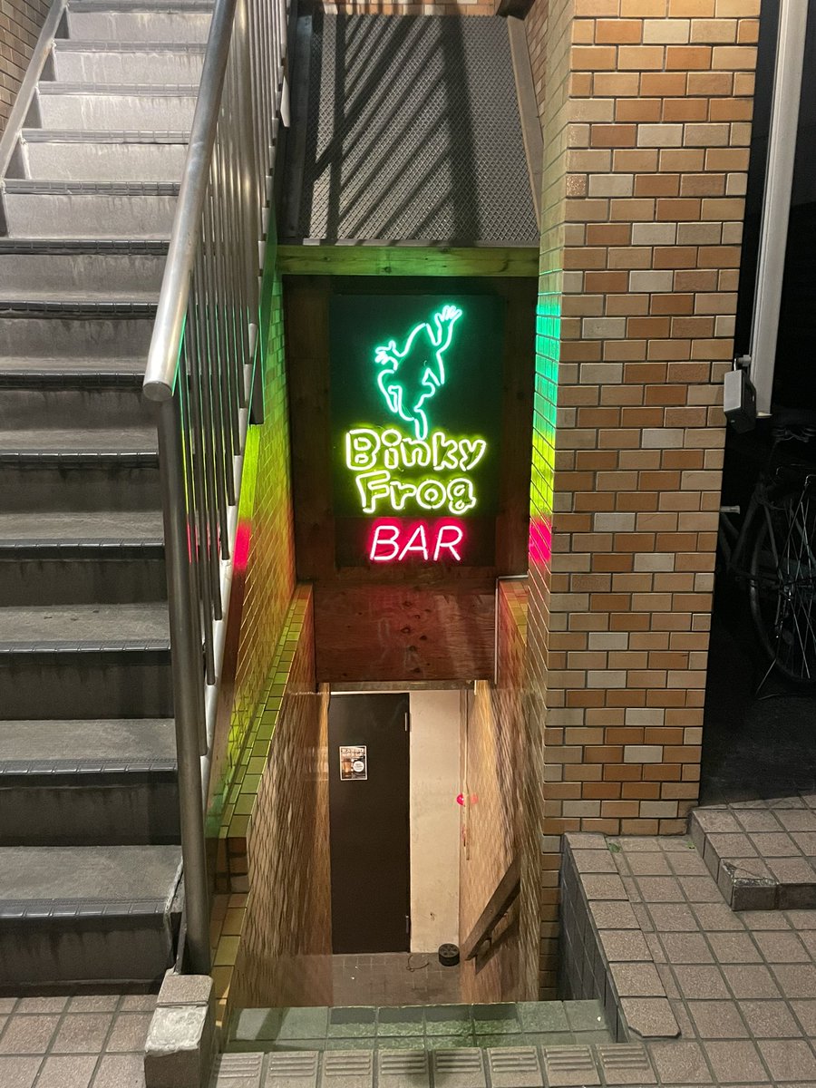 akanasu43's tweet photo. こないだ東京旅行(修学旅行以来)に行った時に聖地巡礼(？)として行ってきたなり。アウェー感強くて端っこで震えてた。
#binkyfrog https://t.co/9iZvMh5kcD