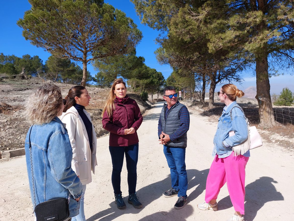 JaenJunta's tweet photo. Invertimos 450.000€ en el arreglo de 100 kms de caminos forestales

☑️ Huesa
☑️ Quesada
☑️ Pozo Alcón
☑️ Cabra del Santo Cristo

@mariajls_62, delegada de @MedioAmbAND, destaca el esfuerzo para mejorar la seguridad ante posibles incendios

ℹ️ 3,5M€ en Jaén a través del #REDVIA https://t.co/bhyy3hhA58