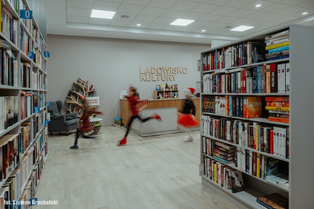 InstytutKsiazki's tweet image. Lądowisko Kultury w Redzikowie pod Słupskiem to niezwykła #biblioteka, która łączy w sobie miłość do książek z niezwykłą historią i wizją przyszłości.

📖 Kompletny #reportaż o Lądowisku stworzył duet Wojciech Mucha (🖋) i Szymon Gruchalski (📸) ➡ instytutksiazki.pl/biblioteki,5,d…