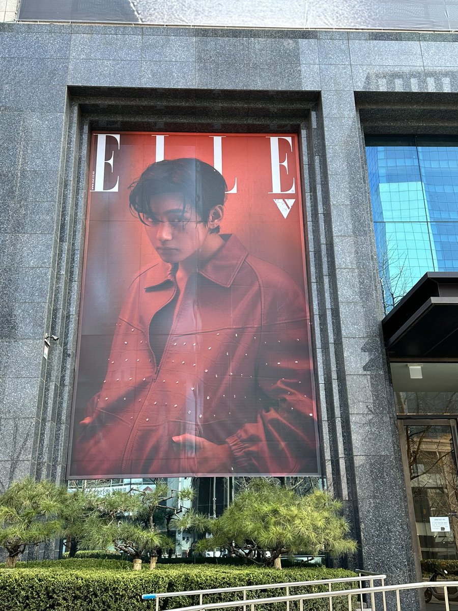 MAMO_BTS's tweet photo. わぁテテの巨大看板✨
素敵🥺
実物見てみたいな✨
+
 https://t.co/YeJHGTHaRA