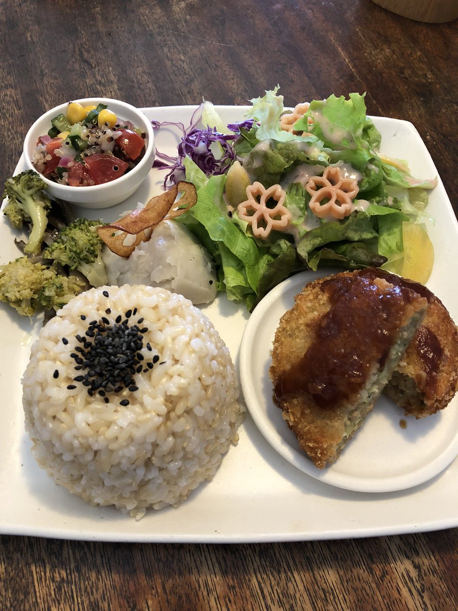 furan426's tweet photo. 娘からコーヒー☕️🎁
古民家カフェでランチ🍴👨‍👩‍👧
主人からお花💐🎁
フランから💖
帰ってきてから
お誕生日ケーキ🍰食べました😊
#チワワ  #愛犬　#お誕生日　
#古民家カフェ　#フランチワワ https://t.co/UtiJG73axI