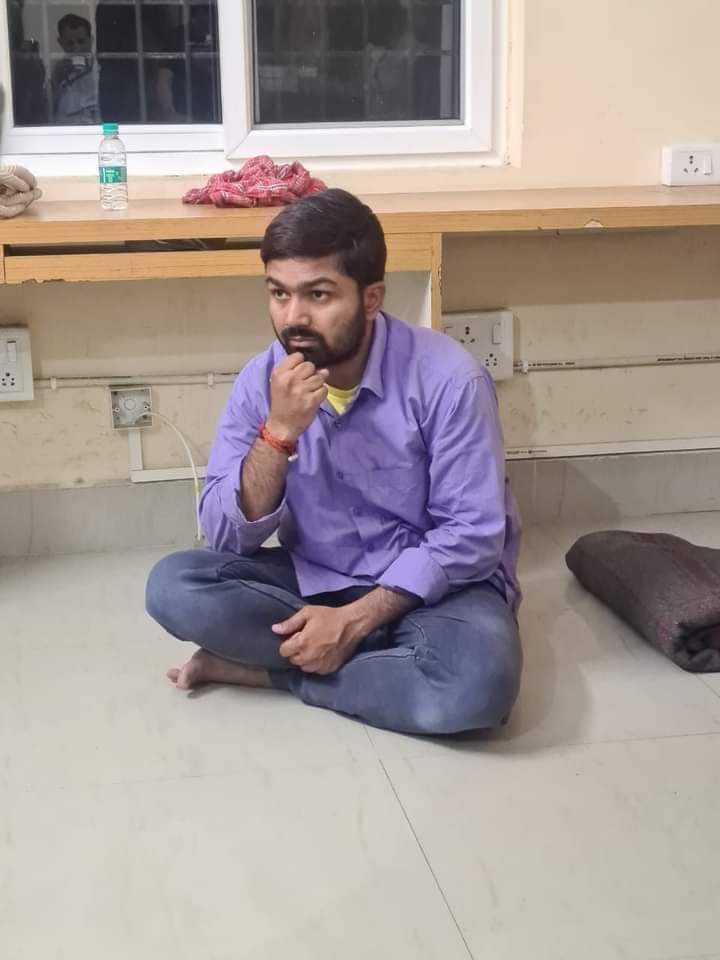 thekumarshyam's tweet photo. यह बिहार पुलिस की नीचता है. एक पत्रकार के साथ ऐसा व्यवहार? https://t.co/XXKUx4DycM