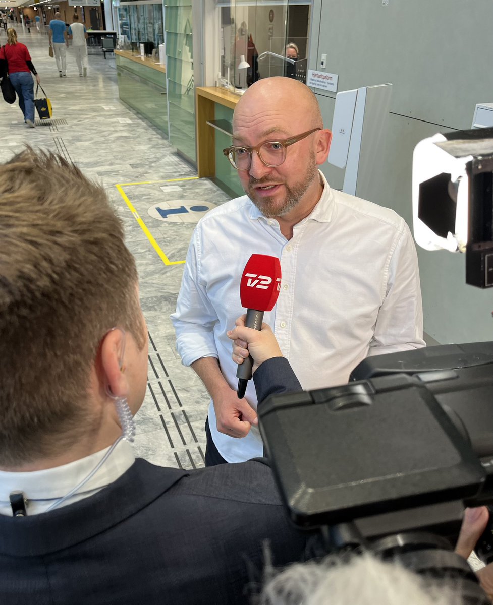 Region Sjælland (@regionsjaelland) on Twitter photo Store flyttedag på det nye <a href="/SUHhospital/">Sjællands Universitetshospital</a> i Køge. I dag flytter de første patienter ind. Alt er timet og tilrettelagt, fortæller <a href="/WurglerNiels/">Niels Würgler Hansen</a> til <a href="/tv2newsdk/">TV 2 NEWS</a> Store flyttedag på det nye <a href="/SUHhospital/">Sjællands Universitetshospital</a> i Køge. I dag flytter de første patienter ind. Alt er timet og tilrettelagt, fortæller <a href="/WurglerNiels/">Niels Würgler Hansen</a> til <a href="/tv2newsdk/">TV 2 NEWS</a>