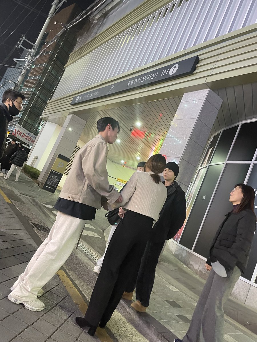 _jxxwxxk's tweet photo. 헐 재욱이 목격담 .. 옆모습만 봐두 잘생겼어 🥹 https://t.co/hqEgjuOT65