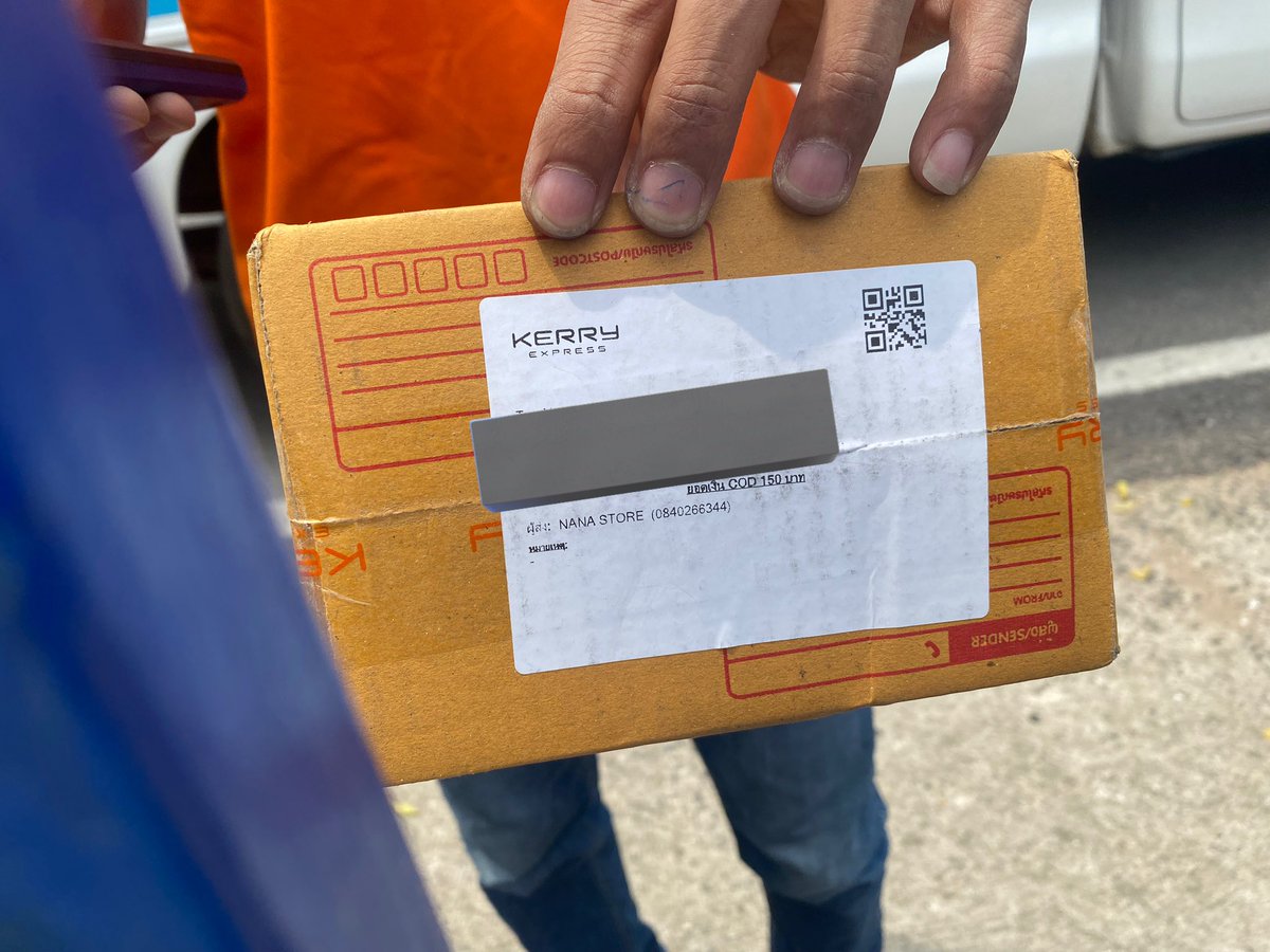 วันนี้มีพัสดุเก็บเงินปลายทางเป็นชื่อพี่ชาย แล้วปกติพี่ชั้นชอบสั่งของเก็บเงินปลายทางไม่บอกที่บ้านอยู่แล้ว ละไม่รับโทสับ ชั้นกำลังจะโอน พนงถามอันนี้สั่งอะไรครับ ชั้นตอบไม่รู้ พนงบอกผมไม่อยากส่งเลย ของจากอุดรหลอกเยอะมาก ลองเชคกับพี่ชายก่อนไหม ถ้าชัวร์โทรแจ้งพนจะมาส่งให้ใหม่ (1)