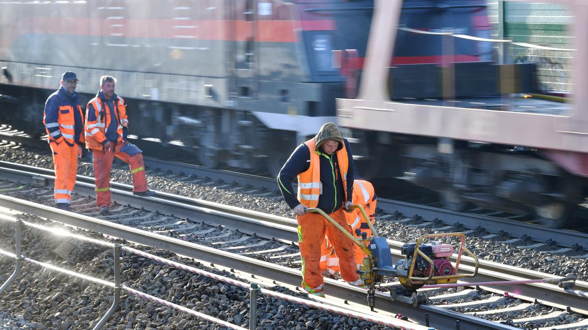 welt's tweet photo. Klare Mehrheit der Bürger fordert Vorzug der Schiene gegenüber der Straße https://t.co/GAvahGJ8t6 https://t.co/GcBuq9FkrP