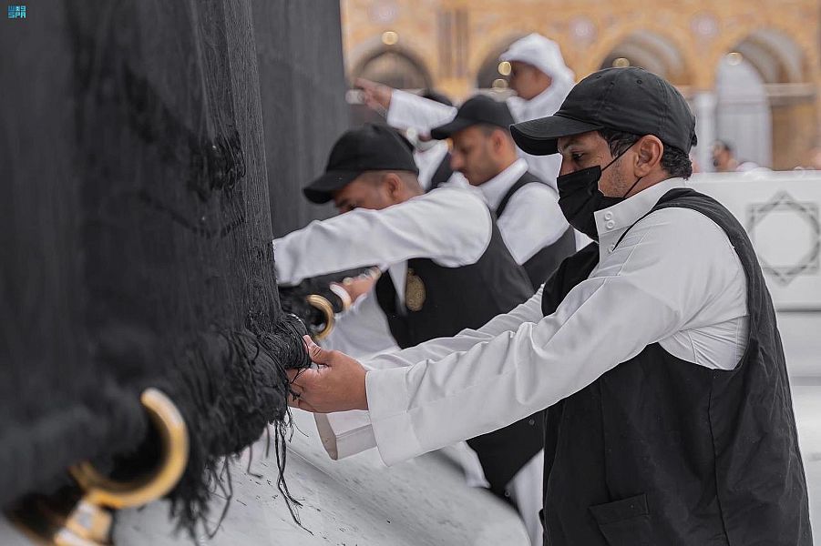 مشهد روحاني مهيب للحظة تغيير كسوة الكعبة استعدادا لرمضان