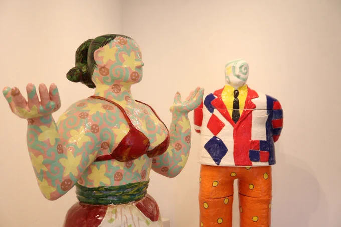 親戚の個展へ・・この陶器の人形は人間より大きい展示物全部カラフルでかわいいすごいな〜 