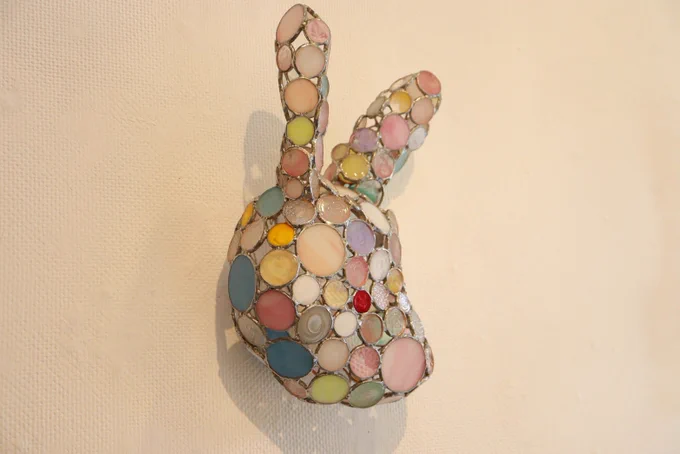 親戚の個展へ・・この陶器の人形は人間より大きい展示物全部カラフルでかわいいすごいな〜 