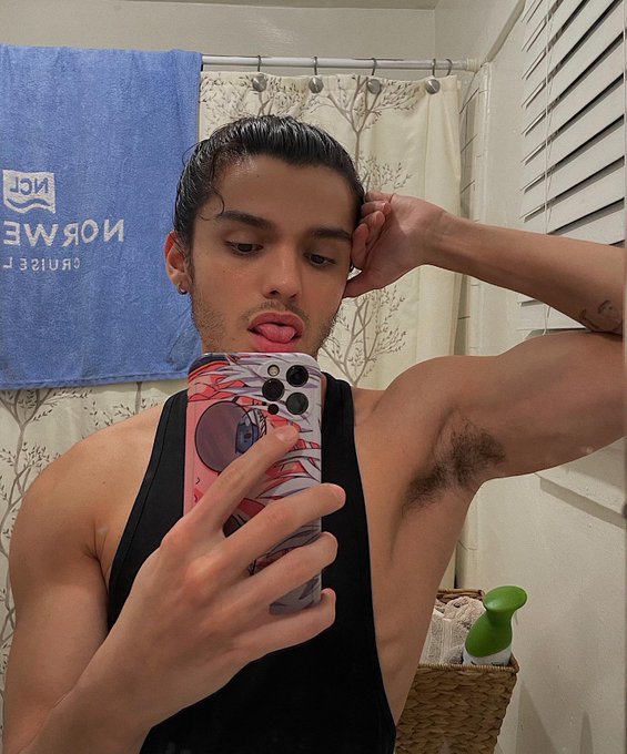 FrkHoFZaYAAO1xZ?format=jpg&name=small