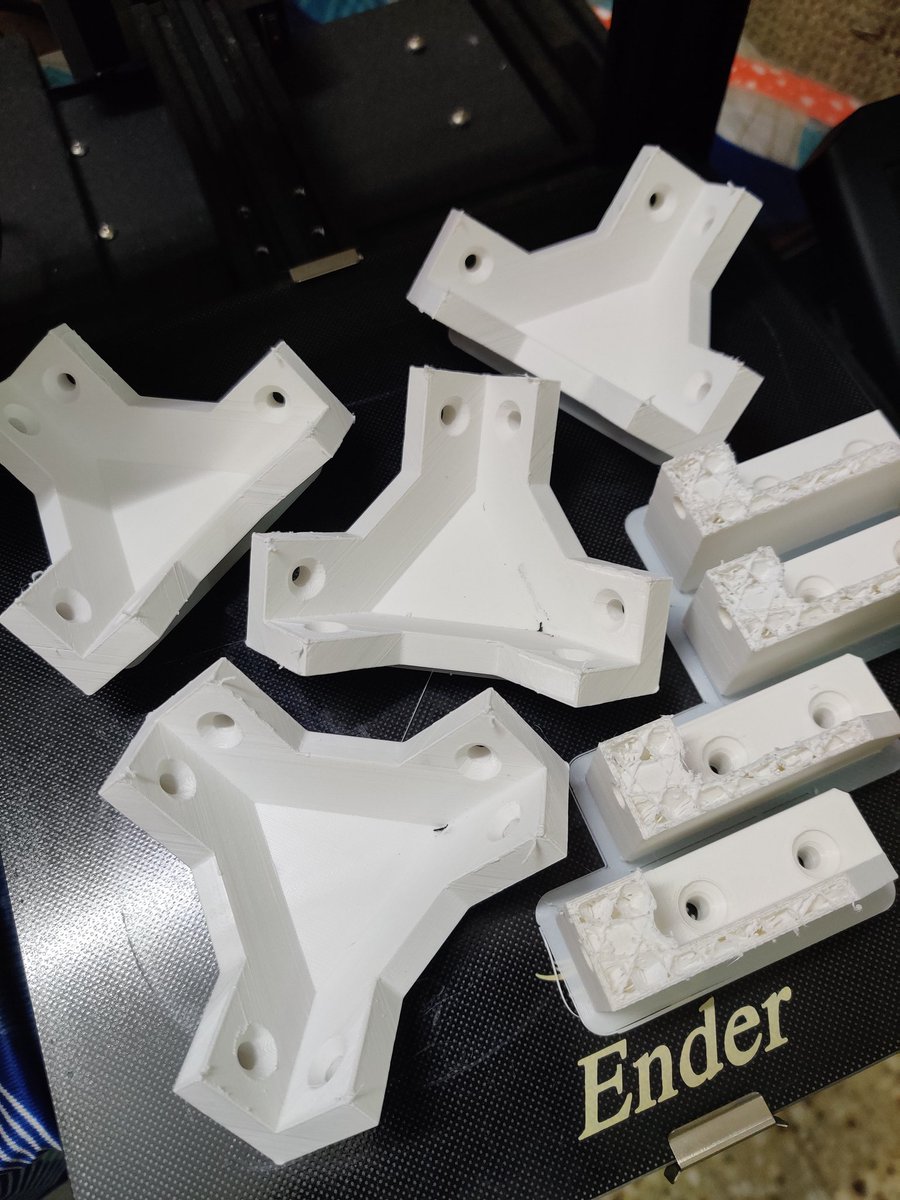 binaek's tweet image. My #ender3v2 just stopped printing after one of the parts completed - leaving the other one incomplete.

I am (pretty) sure I sliced them right

#failedprint #nicetry