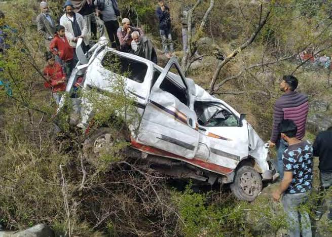 RisingKashmir's tweet photo. 13 #minor #students among 14 injured as #Ecovan falls into #gorge in #Poonch
https://t.co/tmDf1eRnyC https://t.co/iQ8lzadAh4