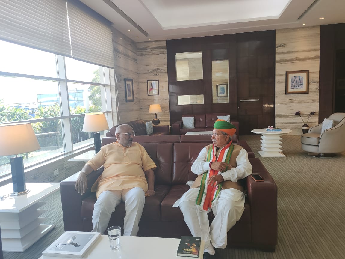 arjunrammeghwal's tweet photo. आज झारखंड प्रवास के दौरान रांची एयरपोर्ट पर माननीय राज्यपाल श्री सीपी राधाकृष्णन जी शिष्टाचार भेंट की।

इस अवसर पर देश एवं प्रदेश से संबंधित विभिन्न विषयों पर चर्चा हुई। @CPRGuv
#Jharkhand https://t.co/lGdTMUOMty