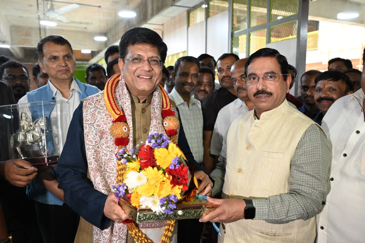 JoshiPralhad's tweet photo. Received my dear friend and Union Minister Shri Piyush Goyal Ji at the Hubballi Airport and extended a warm welcome to him by giving delicious Dharwad peda.

@PiyushGoyal Ji will take part in several rallys and public meetings in the state today. https://t.co/AVNKAYumeQ