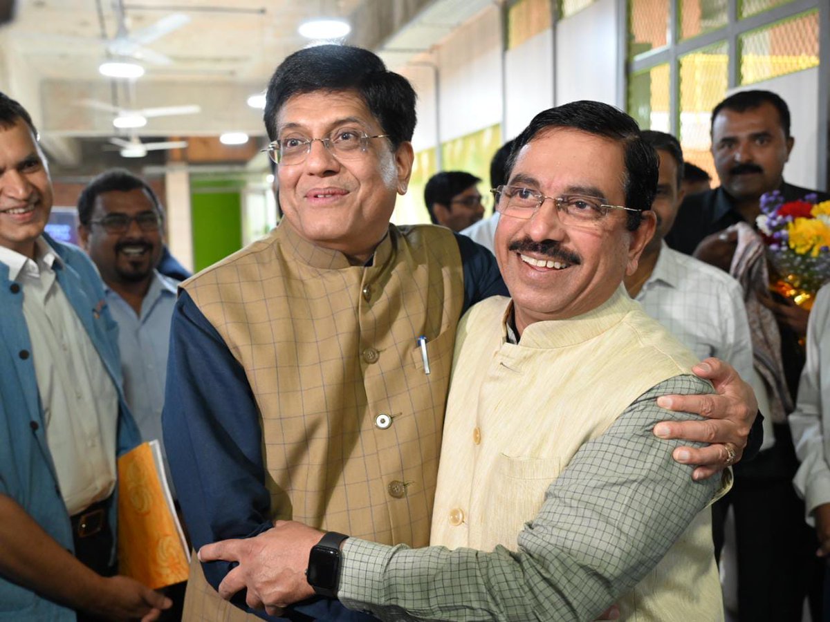 JoshiPralhad's tweet photo. Received my dear friend and Union Minister Shri Piyush Goyal Ji at the Hubballi Airport and extended a warm welcome to him by giving delicious Dharwad peda.

@PiyushGoyal Ji will take part in several rallys and public meetings in the state today. https://t.co/AVNKAYumeQ