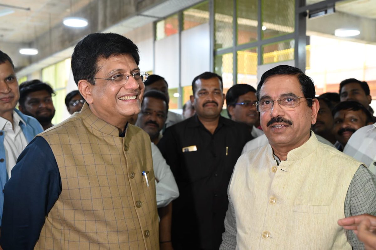 JoshiPralhad's tweet photo. Received my dear friend and Union Minister Shri Piyush Goyal Ji at the Hubballi Airport and extended a warm welcome to him by giving delicious Dharwad peda.

@PiyushGoyal Ji will take part in several rallys and public meetings in the state today. https://t.co/AVNKAYumeQ