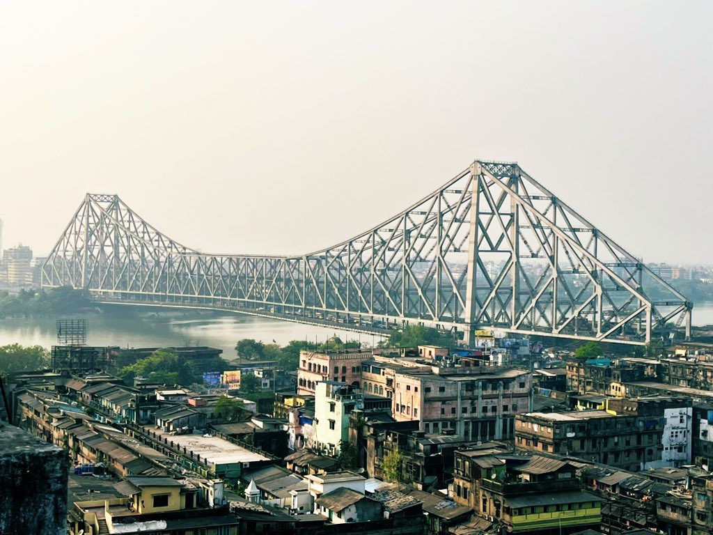 Howrah Bridge 🌉 #kolkata #kolkataphotography #calcutta #kolkatadiaries #ig #kolkatabuzz #kolkatagram #igers #kolkatablogger #photography #kolkatasutra #city #india #lanes #calcuttacacophony #kolkataphotographer #thekolkatabuzz #bong #kolkatafashionblogger #calcuttadiaries