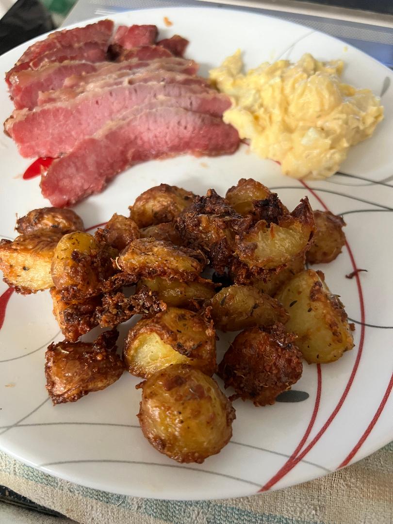 kalazarLuvsBenC's tweet photo. #StPatrickDinner
Have a quiet but good dinner.
Maple glazed corned beef
Berry salad - strawberry, blackberry, blueberry, spinach, walnuts and pecans with balsamic vinagette
Garlic Roasted Potatoes
Devil Egg Potatoe Salad
and for dessert: Irish coffee https://t.co/zbwUzQiviu